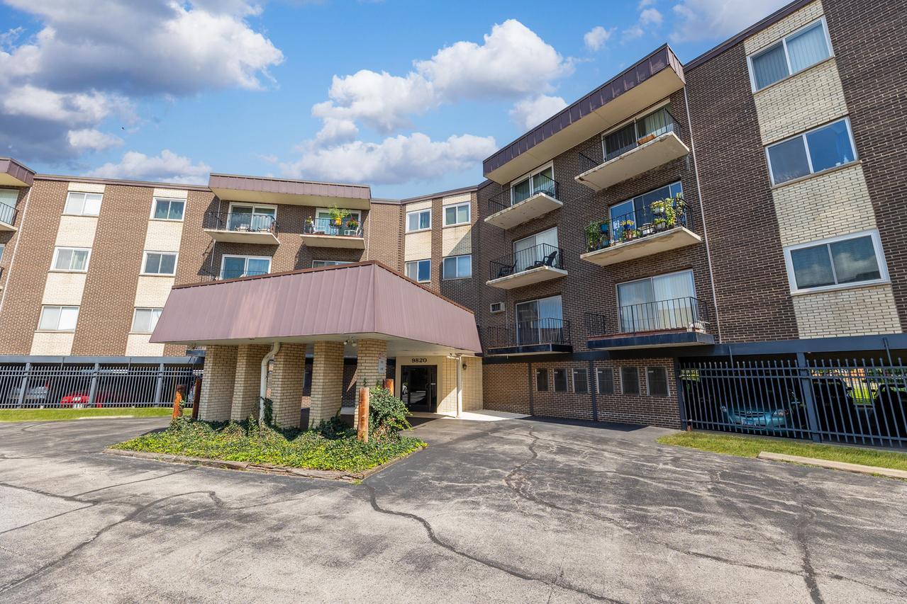 9820 S Pulaski Rd. #213, Oak Lawn, IL 60453