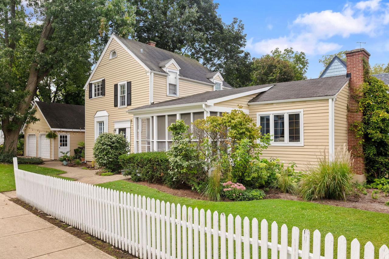 345 E Russell St., Barrington, IL 60010