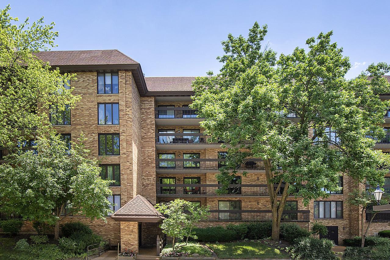 1621 Mission Hills Rd. #104, Northbrook, IL 60062
