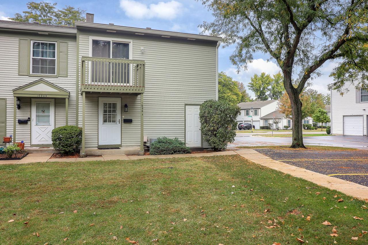 1694 Farragut Ct. #A, Wheaton, IL 60189