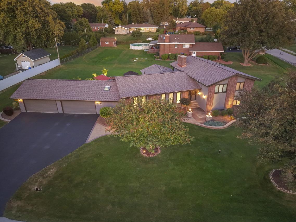 20W270 Pleasantdale Dr., Lemont, IL 60439