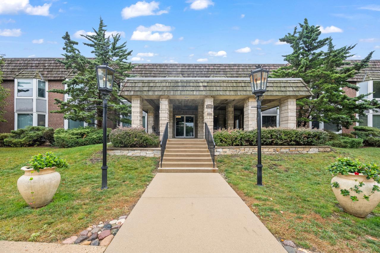 2300 Windsor Mall Ct. #1F, Park Ridge, IL 60068