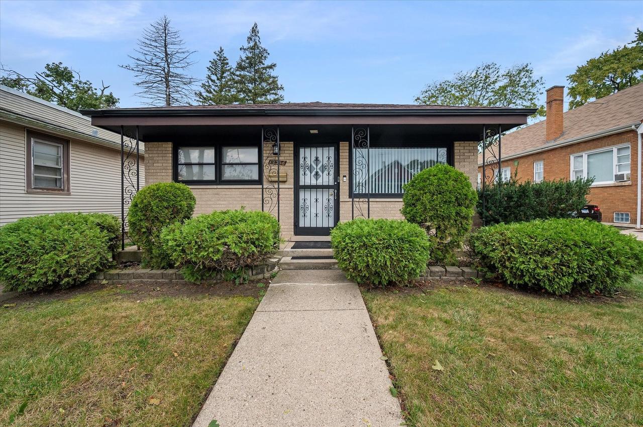12356 S Carpenter St., Calumet Park, IL 60827
