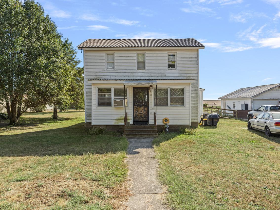 215 Grove St., Weldon, IL 61882