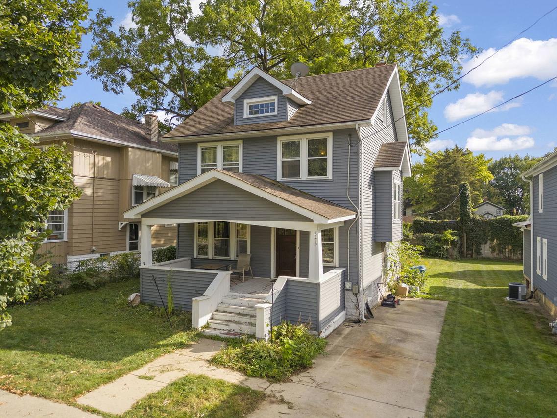 636 Garfield Ave., Aurora, IL 60506