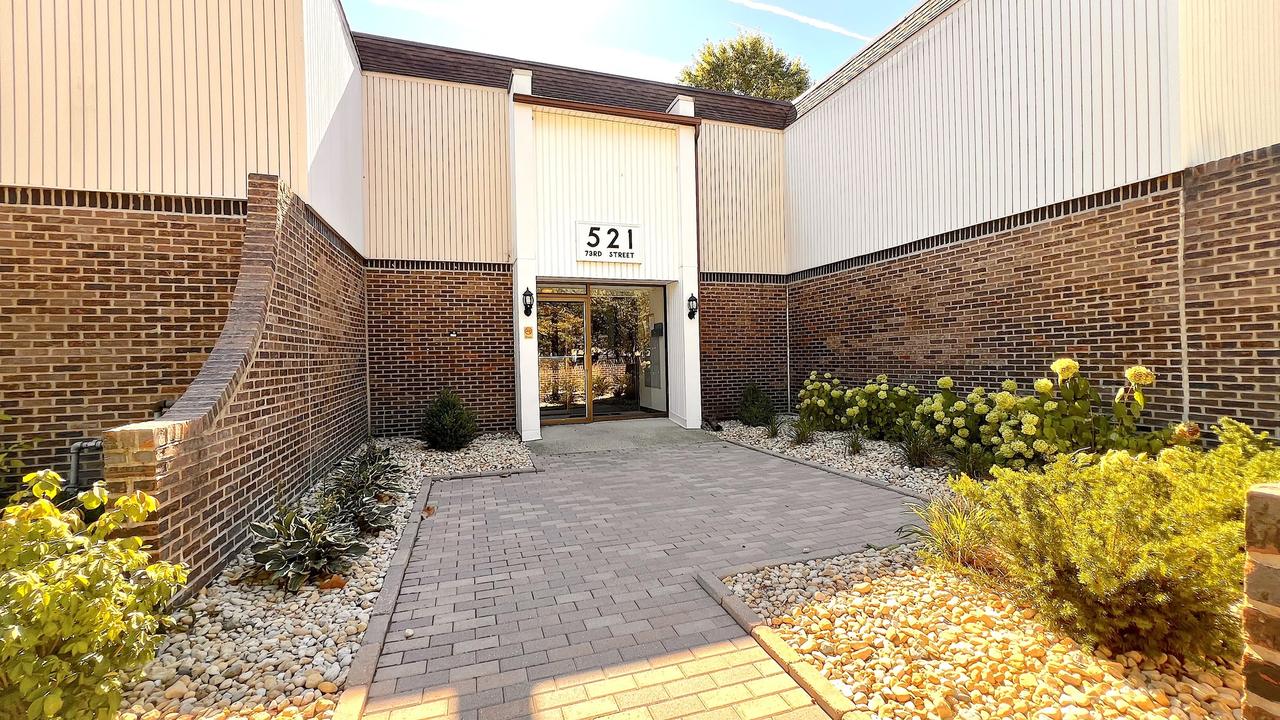 521 73rd St. #105, Downers Grove, IL 60516
