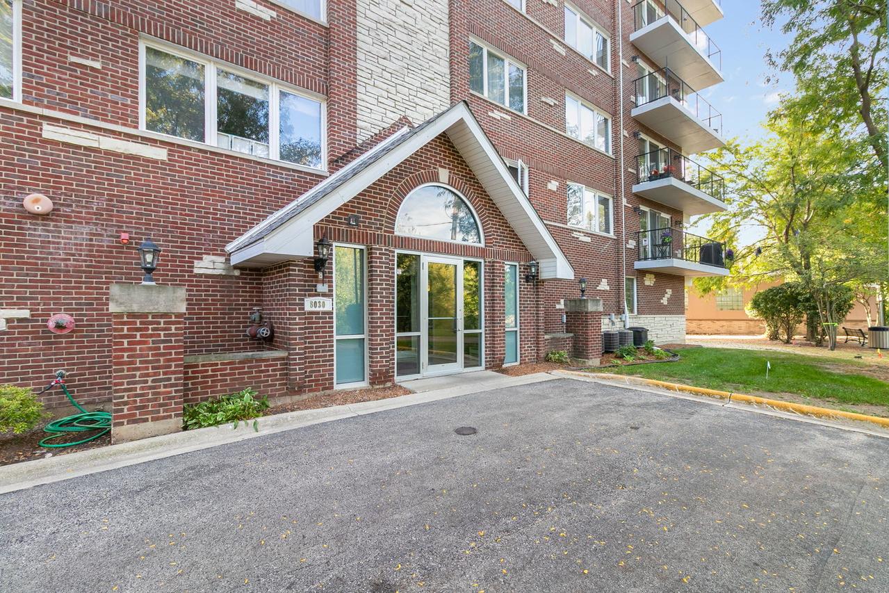 8030 River Walk Dr. #5B, Lyons, IL 60534