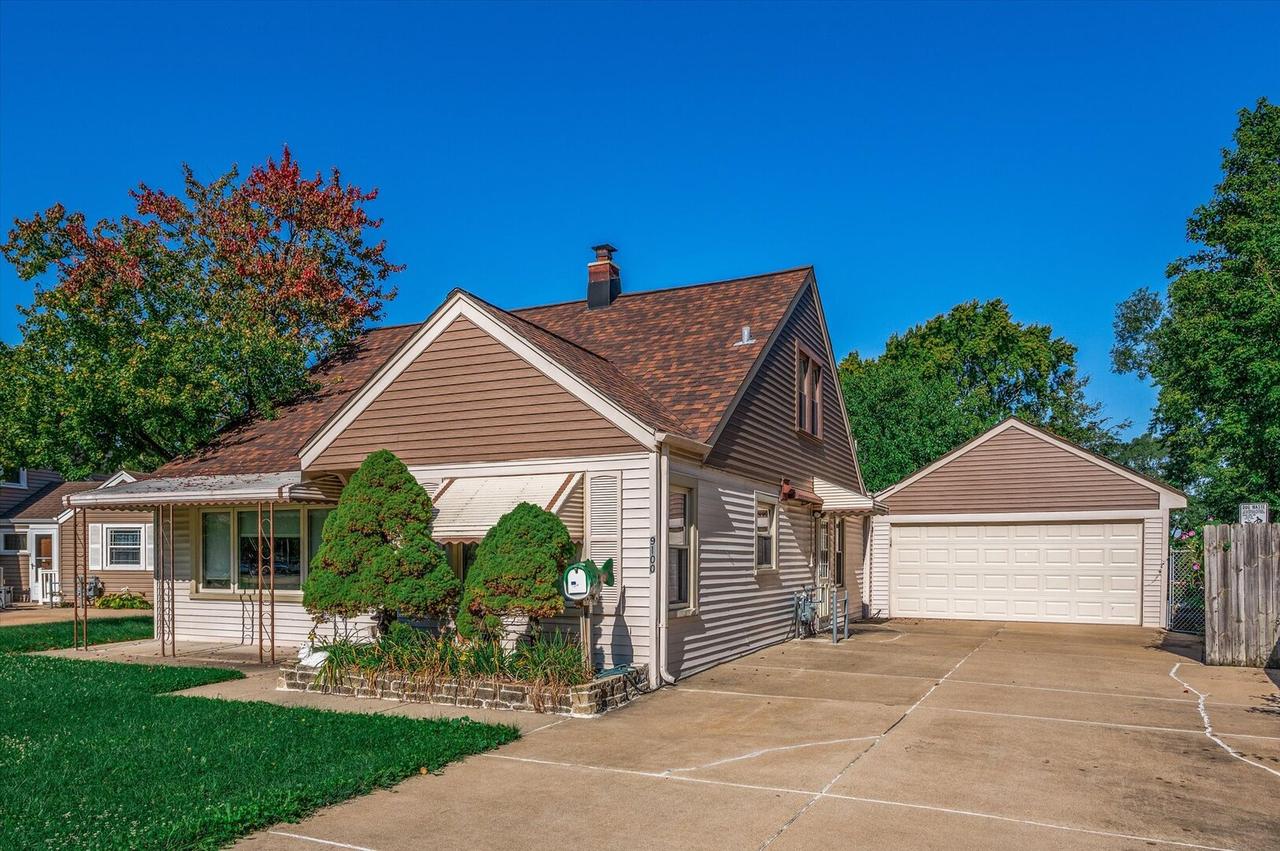 9100 Lynwood Dr., Oak Lawn, IL 60453