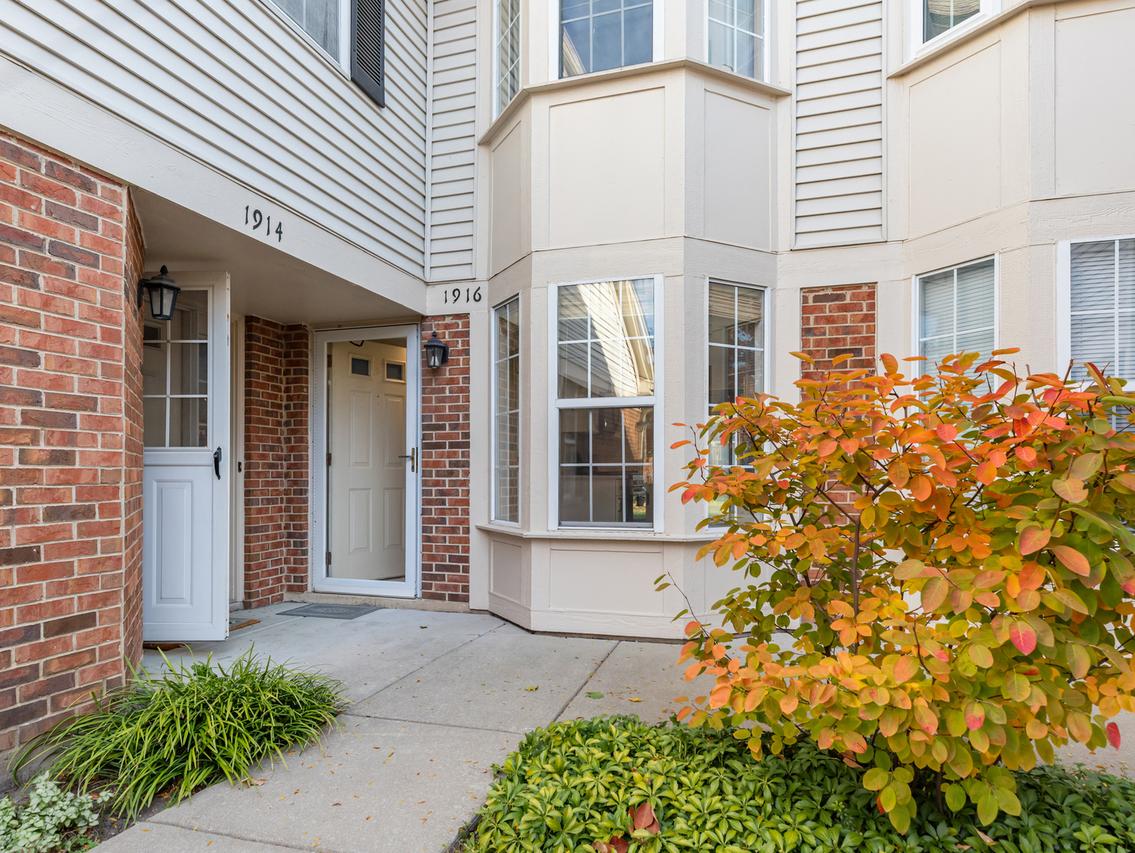 1916 Quaker Hollow Ln., Streamwood, IL 60107