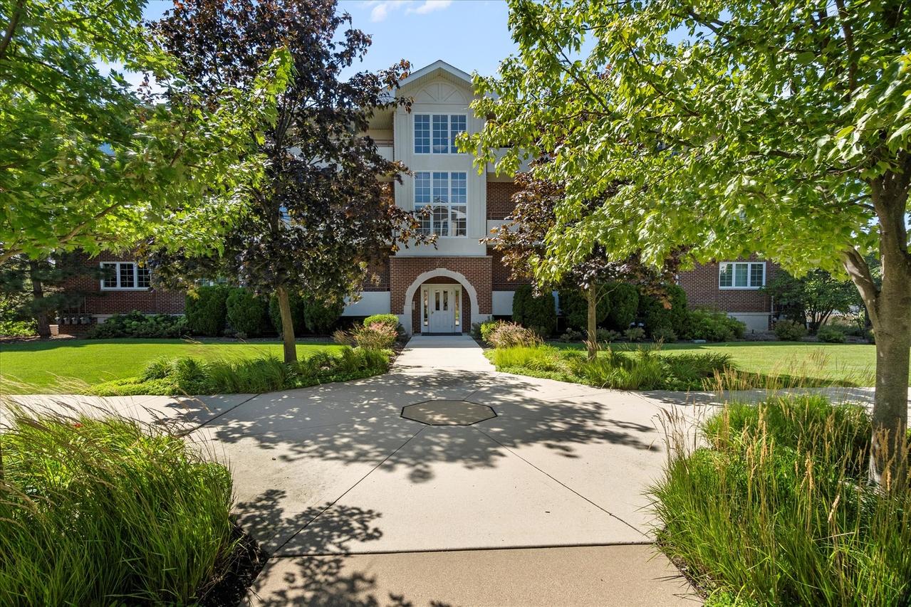 714 W 63rd St. #202, Westmont, IL 60559
