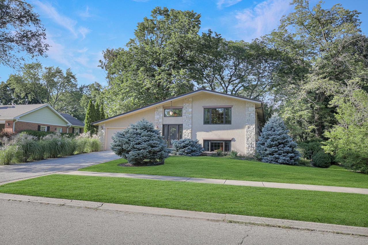 236 Monument Ave., Barrington, IL 60010