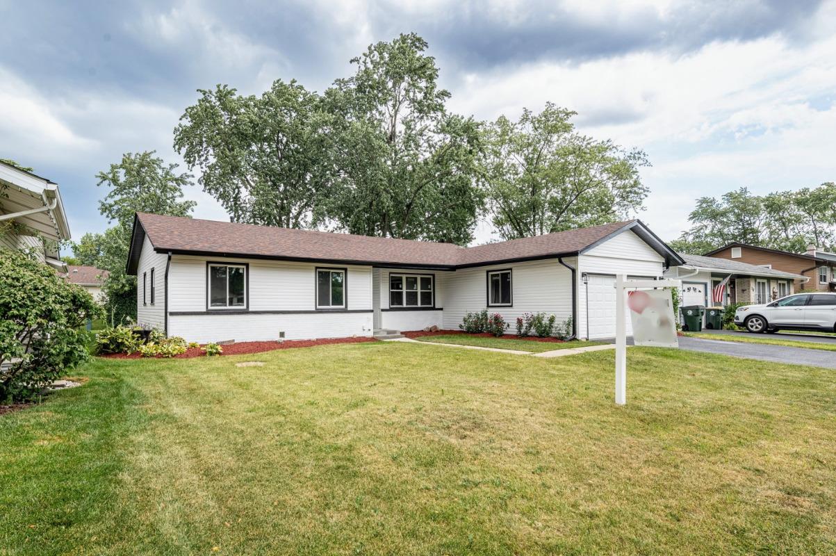 72 Braemar Dr., Elk Grove Village, IL 60007