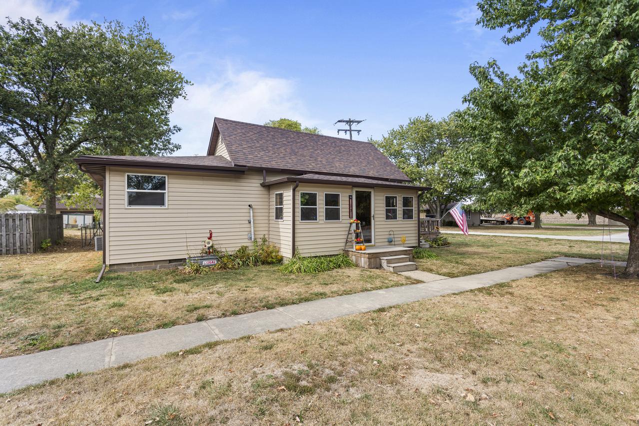 13 Willow St., Dewey, IL 61840
