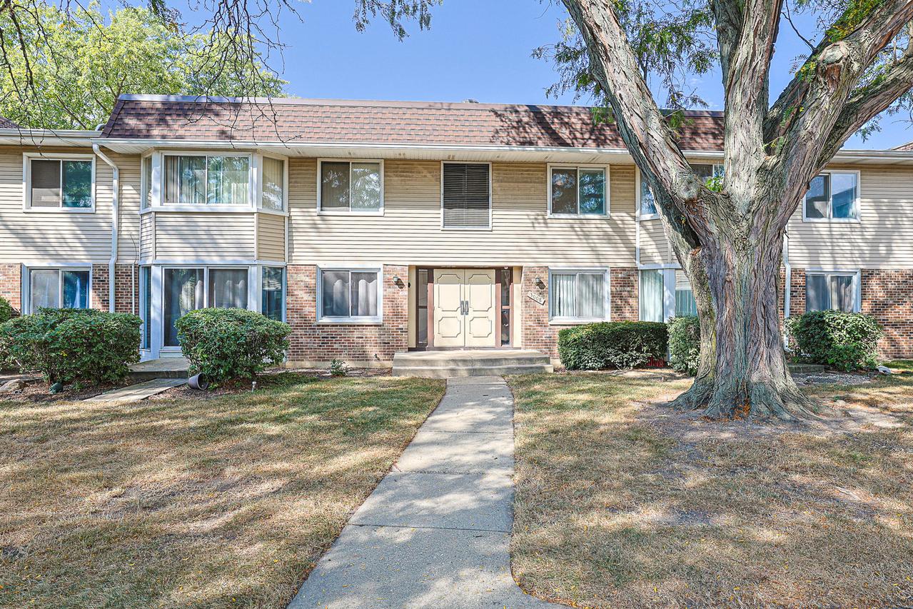 3008 Roberts Dr. #5, Woodridge, IL 60517