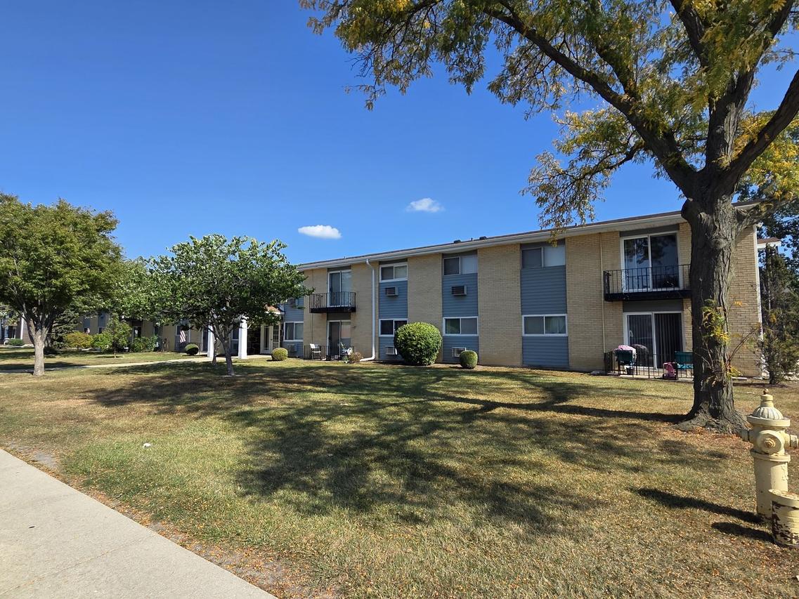 9561 Dee Rd. #2D, Des Plaines, IL 60016