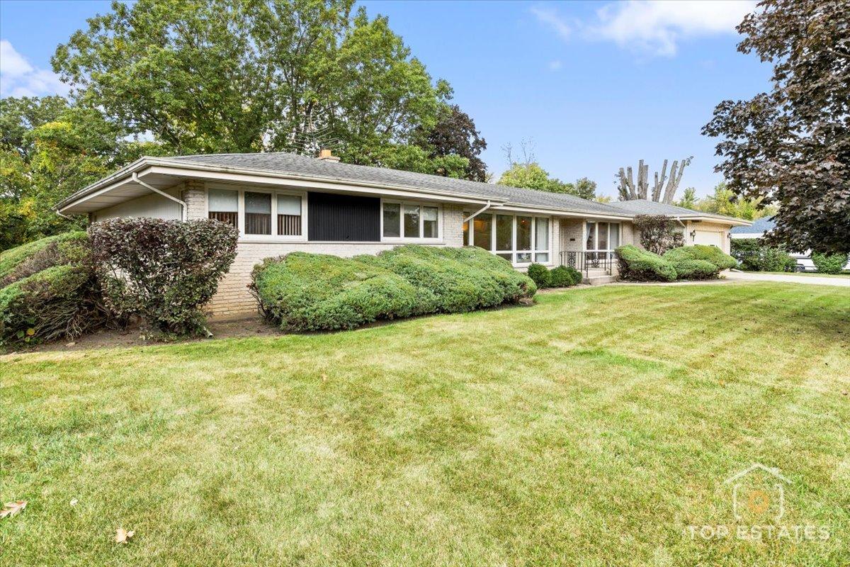 980 Apple Creek Ln., Des Plaines, IL 60016