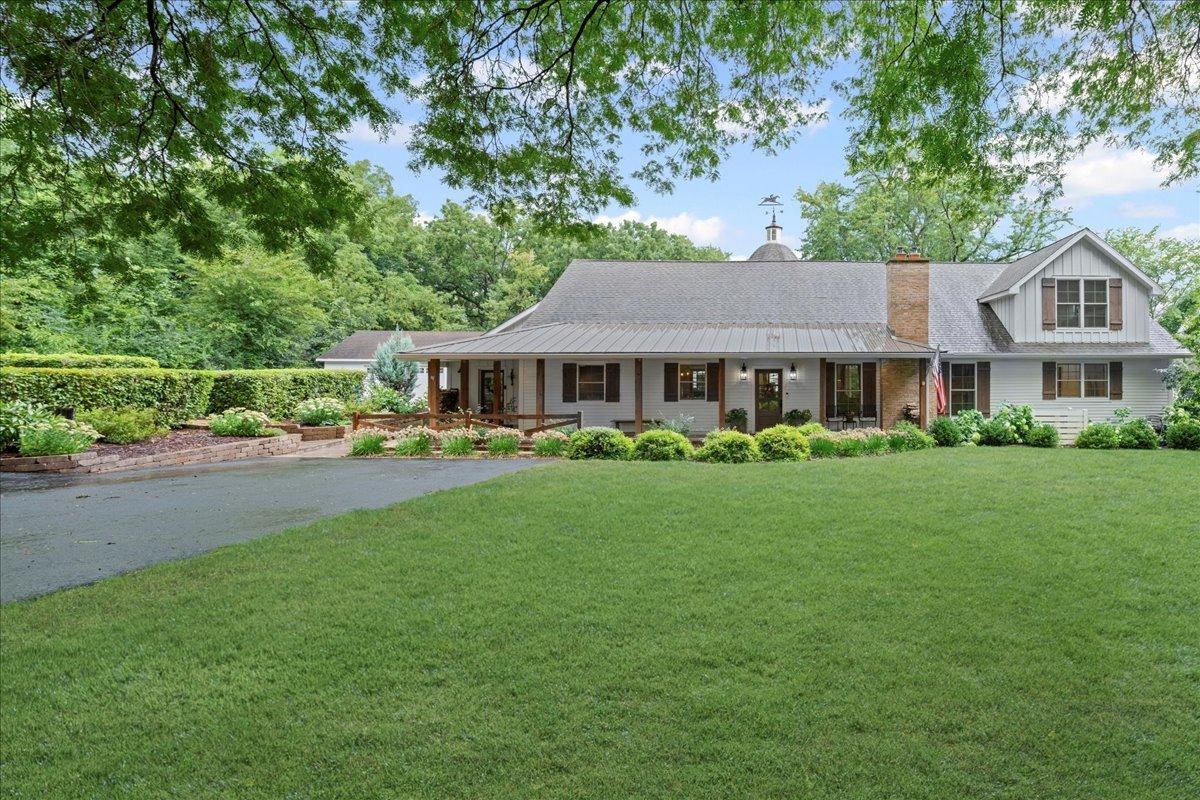 204 Country Commons Rd., Trout Valley, IL 60013