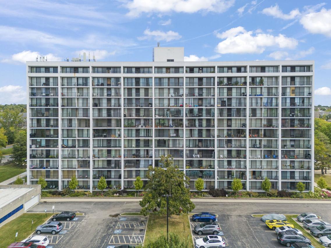 2005 S Finley Rd. #901, Lombard, IL 60148