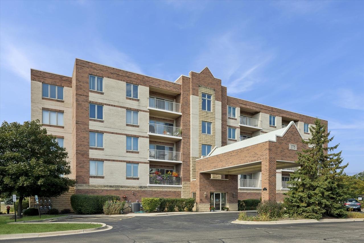 175 W Brush Hill Dr. #404, Elmhurst, IL 60126