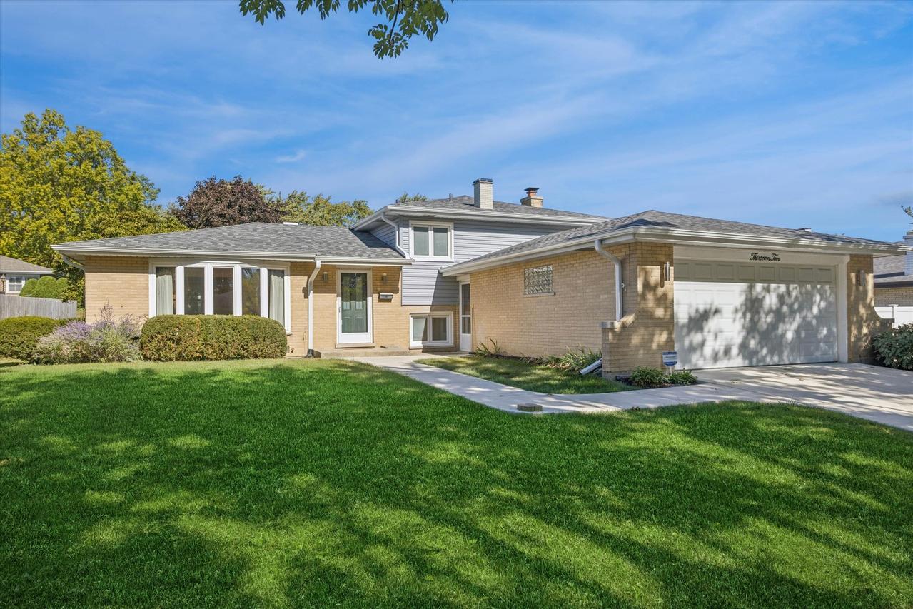 1310 Iroquois Ln., Darien, IL 60561