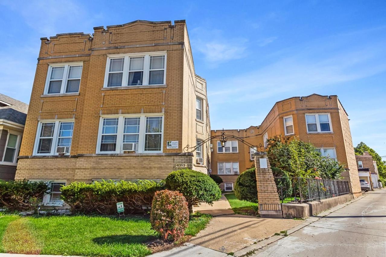6353 W Raven St. #1F, Chicago, IL 60646