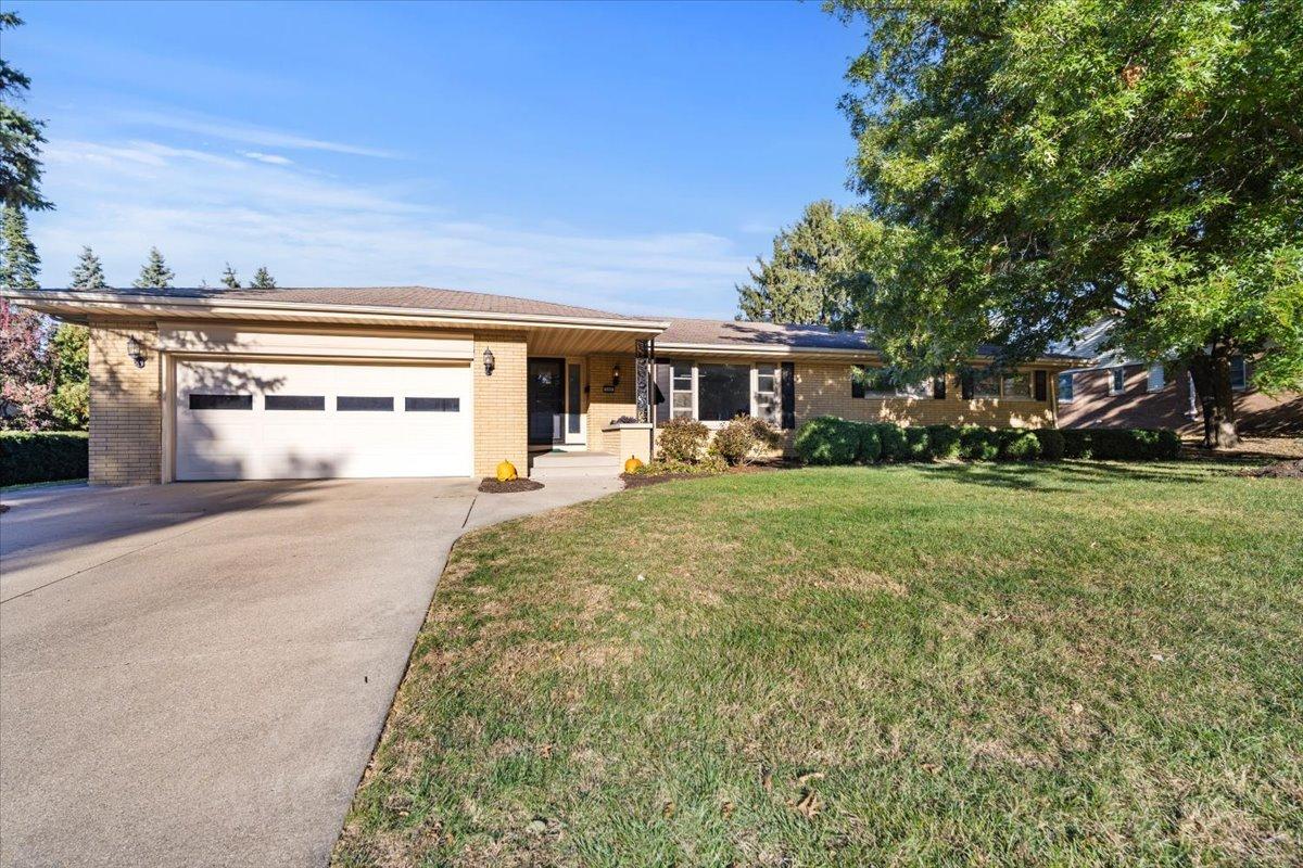 206 Imperial Dr., Bloomington, IL 61701