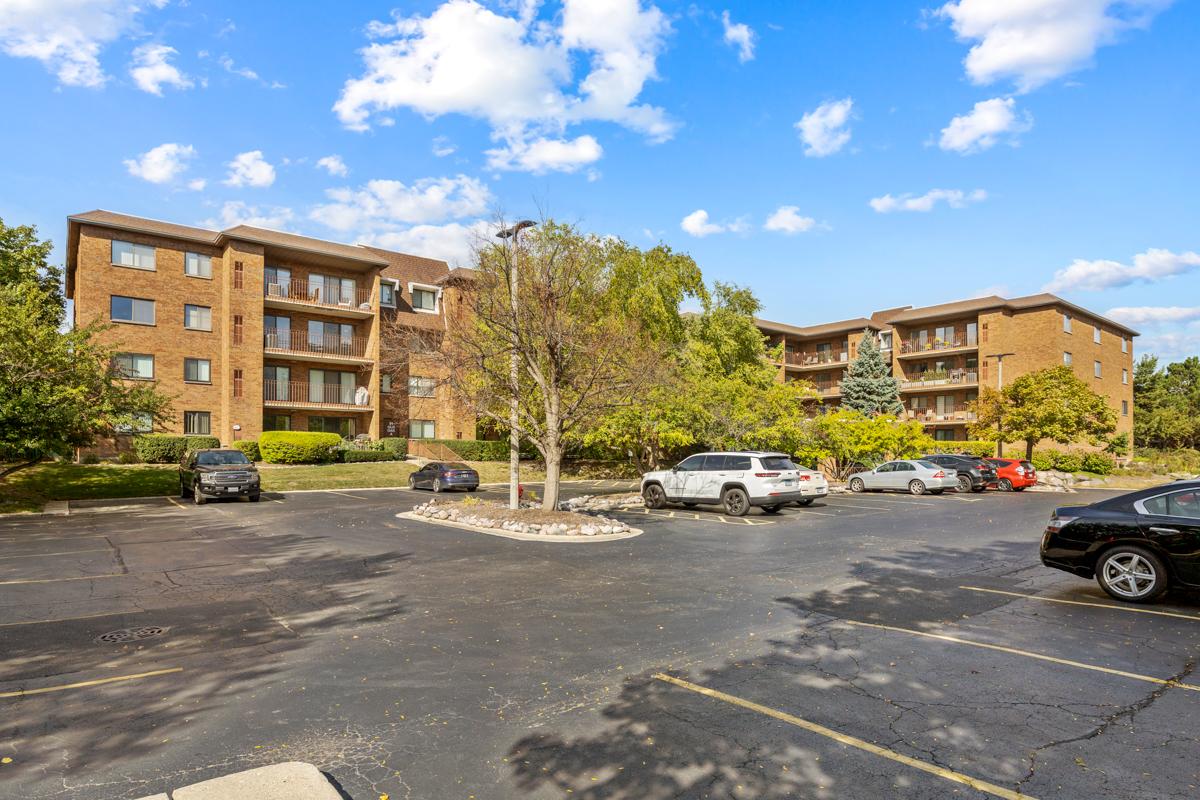 51 Old Oak Dr. #302, Buffalo Grove, IL 60089