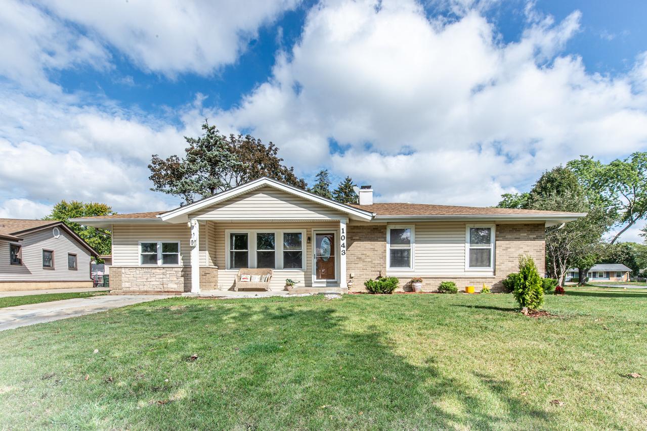 1043 Elmwood Ln., Elk Grove Village, IL 60007