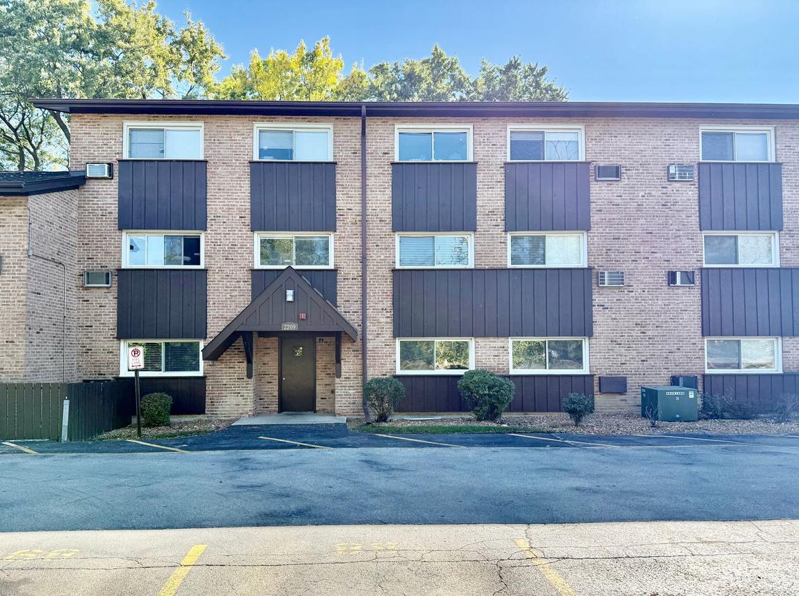 2209 Arbor Cir. #6, Downers Grove, IL 60515