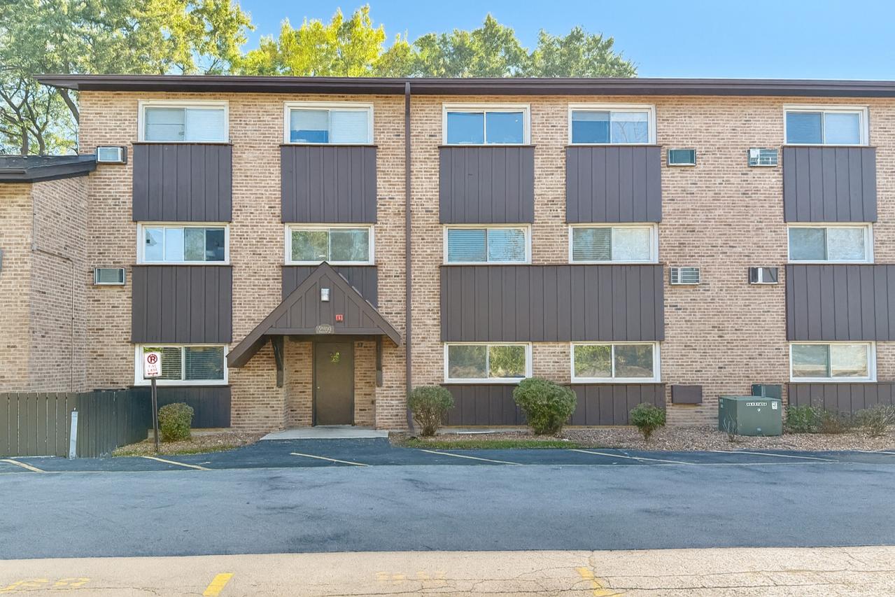 2209 Arbor Cir. #6, Downers Grove, IL 60515