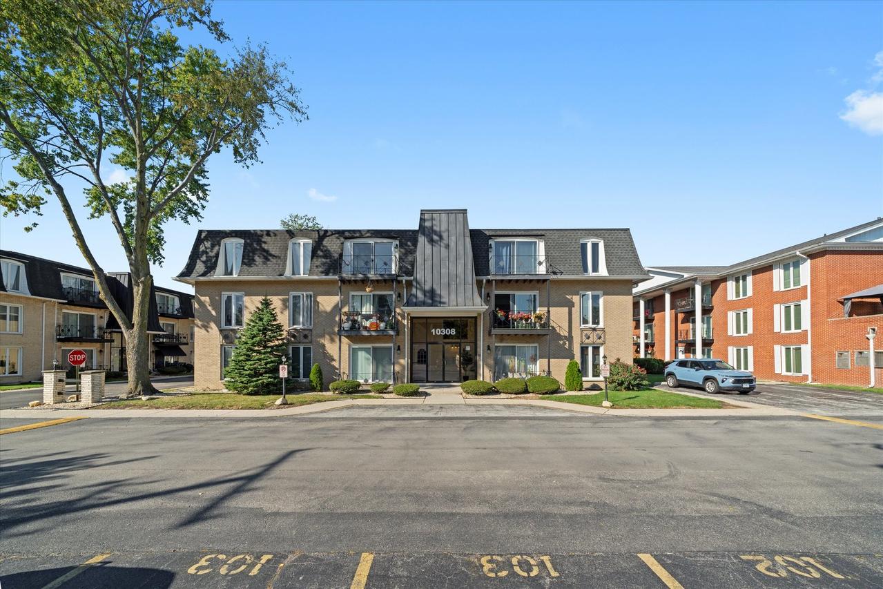 10308 Circle Dr. #301, Oak Lawn, IL 60453