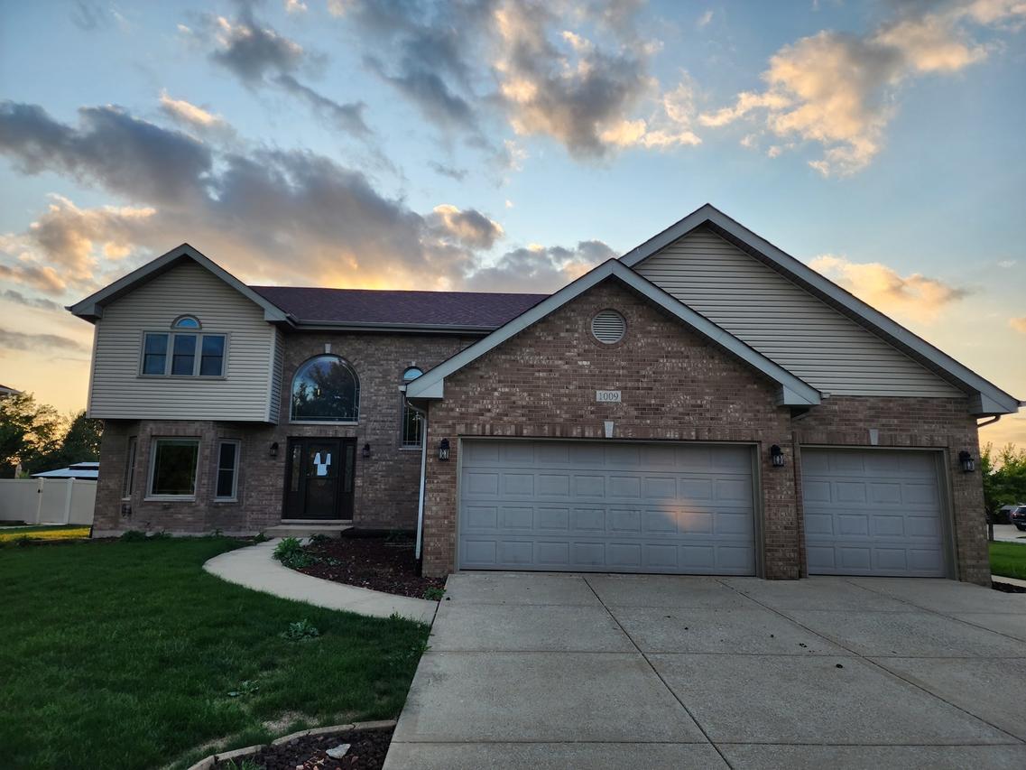 1009 Southcreek Dr., Manteno, IL 60950