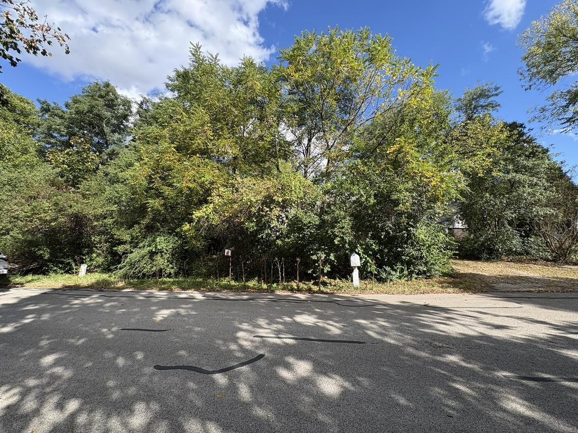 6N375 Rosedale Ave., Roselle, IL 60172