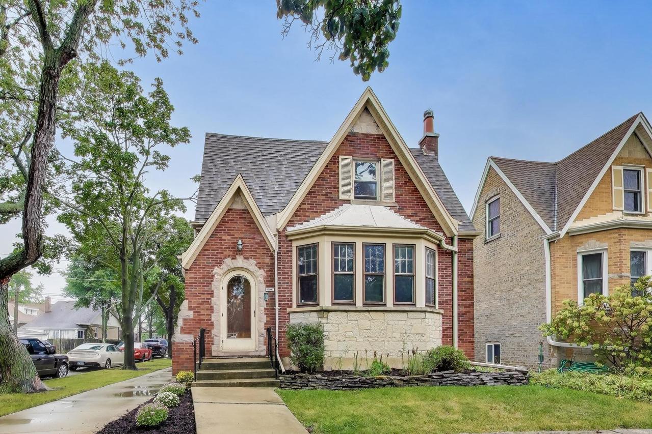5501 W Byron St., Chicago, IL 60641