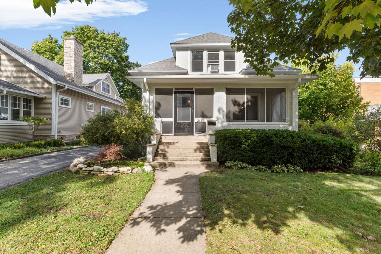 212 Elm Ct., Libertyville, IL 60048