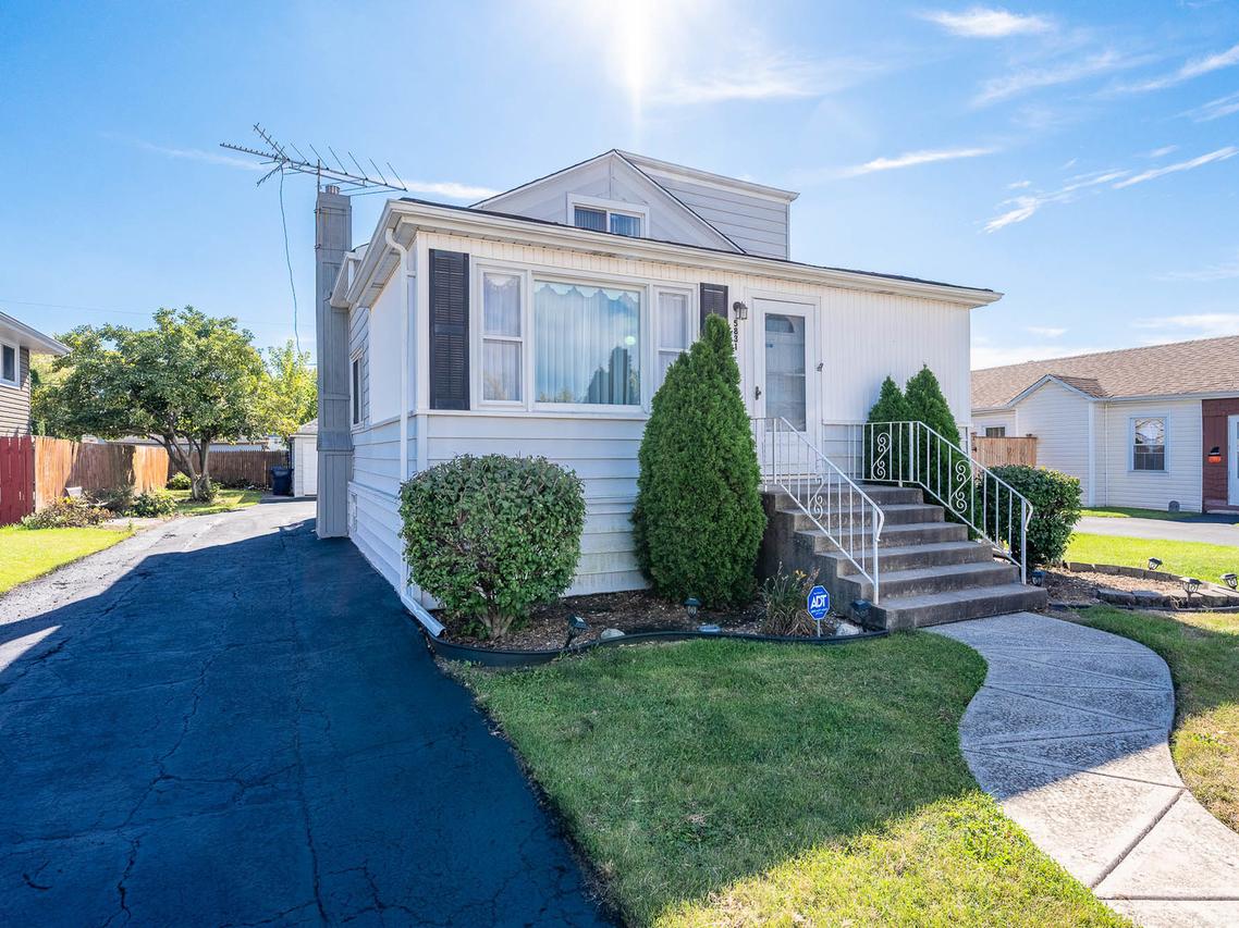 5831 W 89th St., Oak Lawn, IL 60453