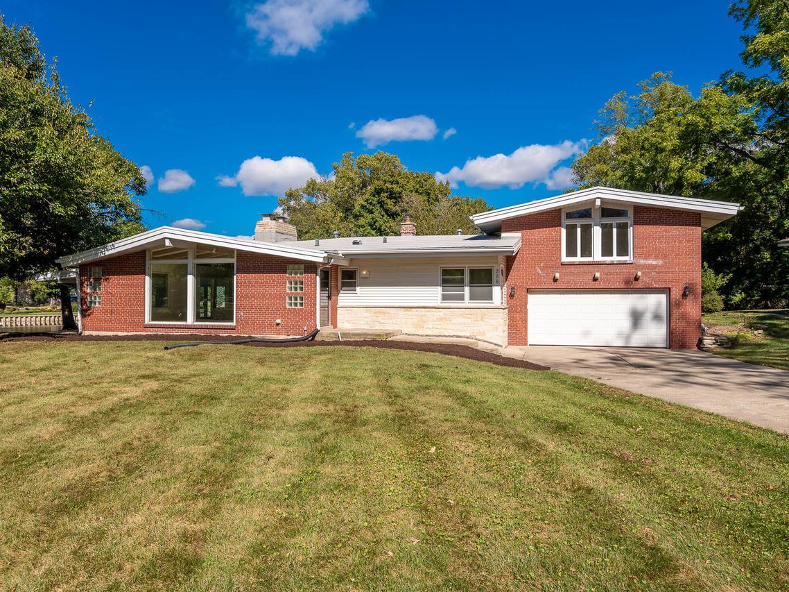 328 Walnut Ln., Oak Brook, IL 60523