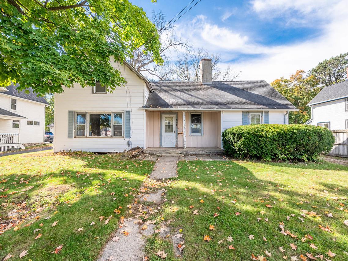 330 Lake Ave., Woodstock, IL 60098