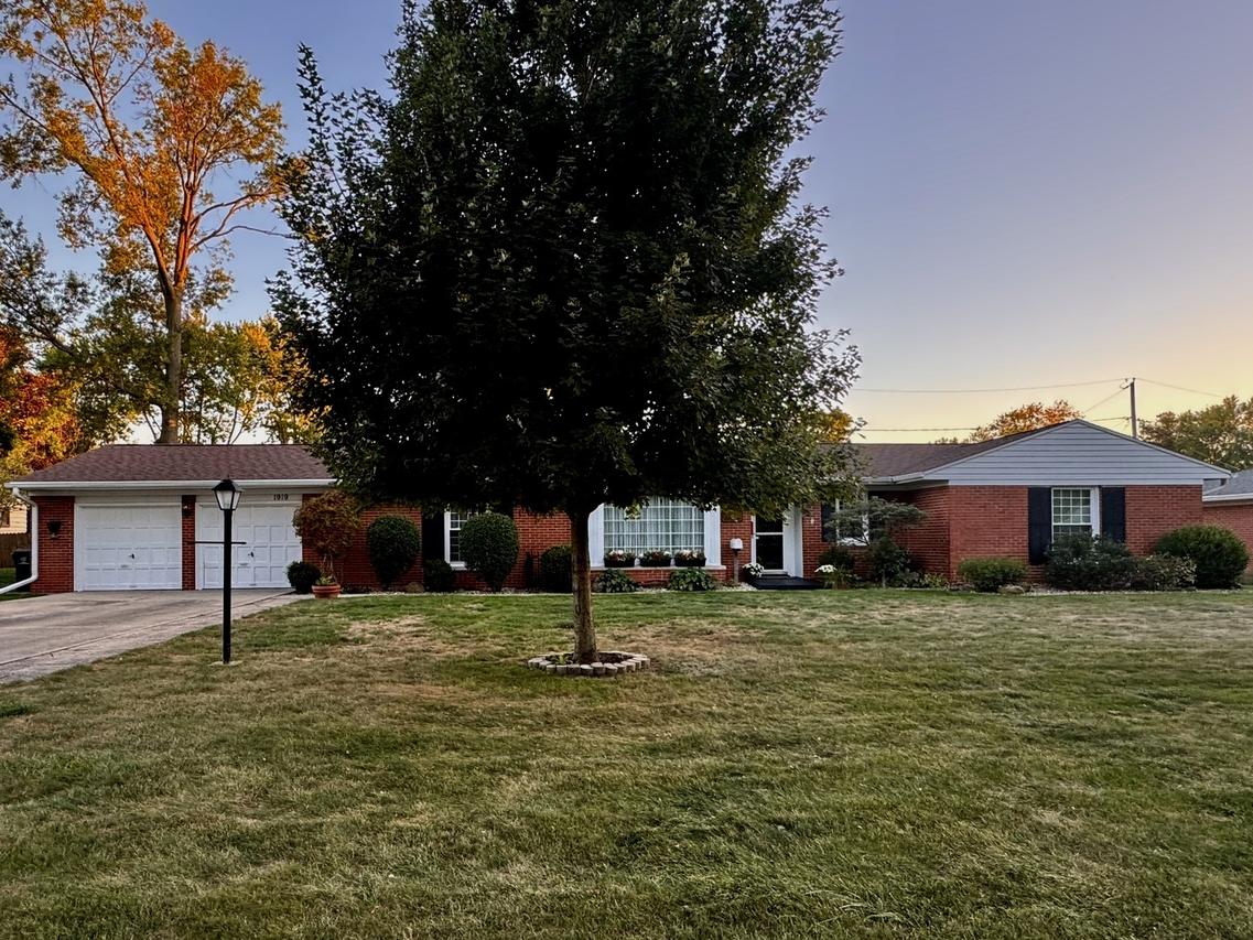 1919 Owens Dr., Bloomington, IL 61701