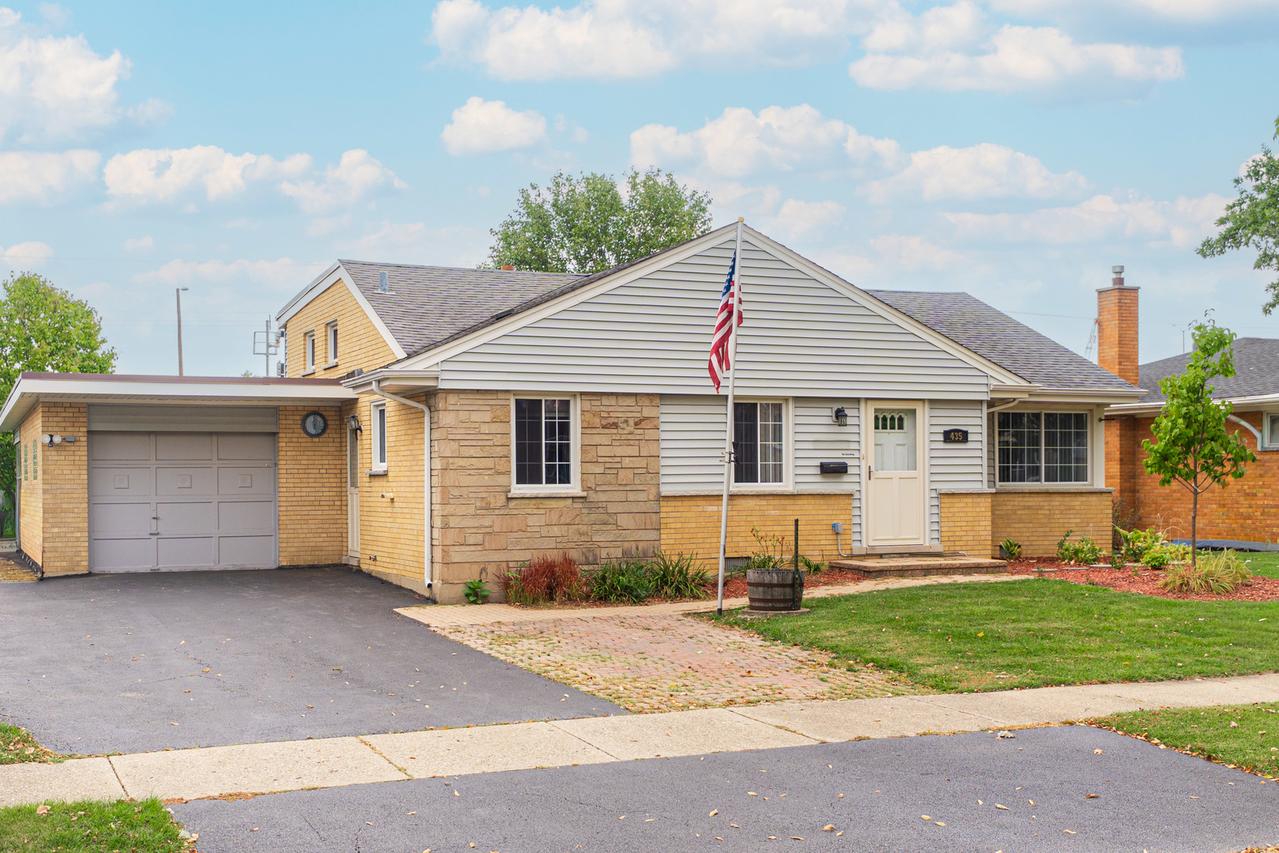 435 E Park Ave., Elmhurst, IL 60126