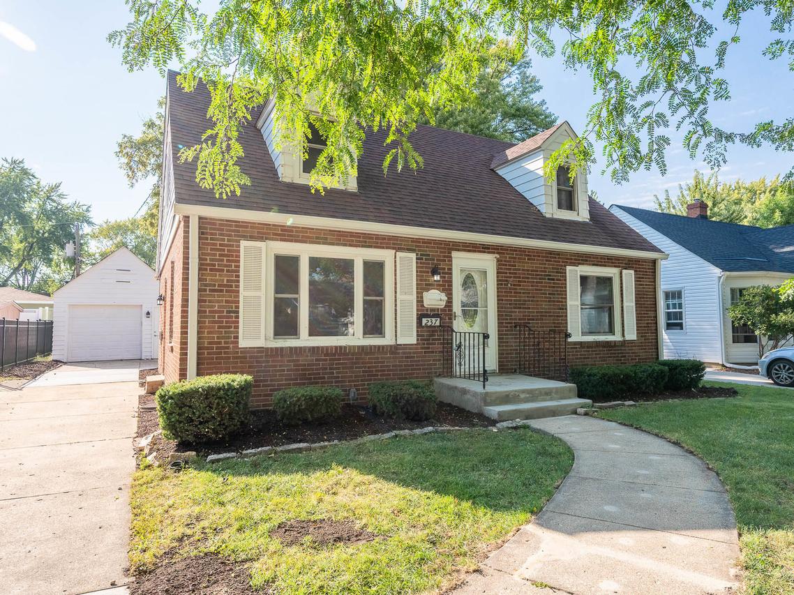 237 Ingleside Ave., Aurora, IL 60506