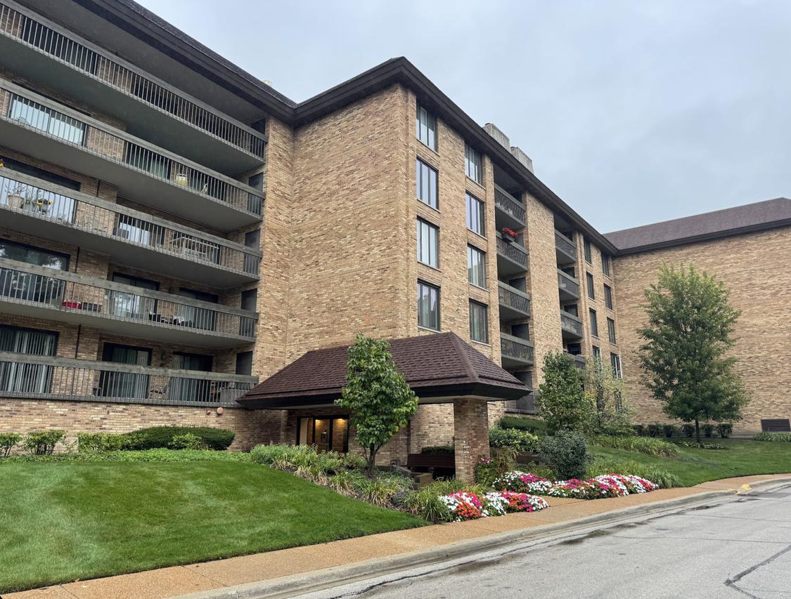 1621 Mission Hills Rd. #404, Northbrook, IL 60062