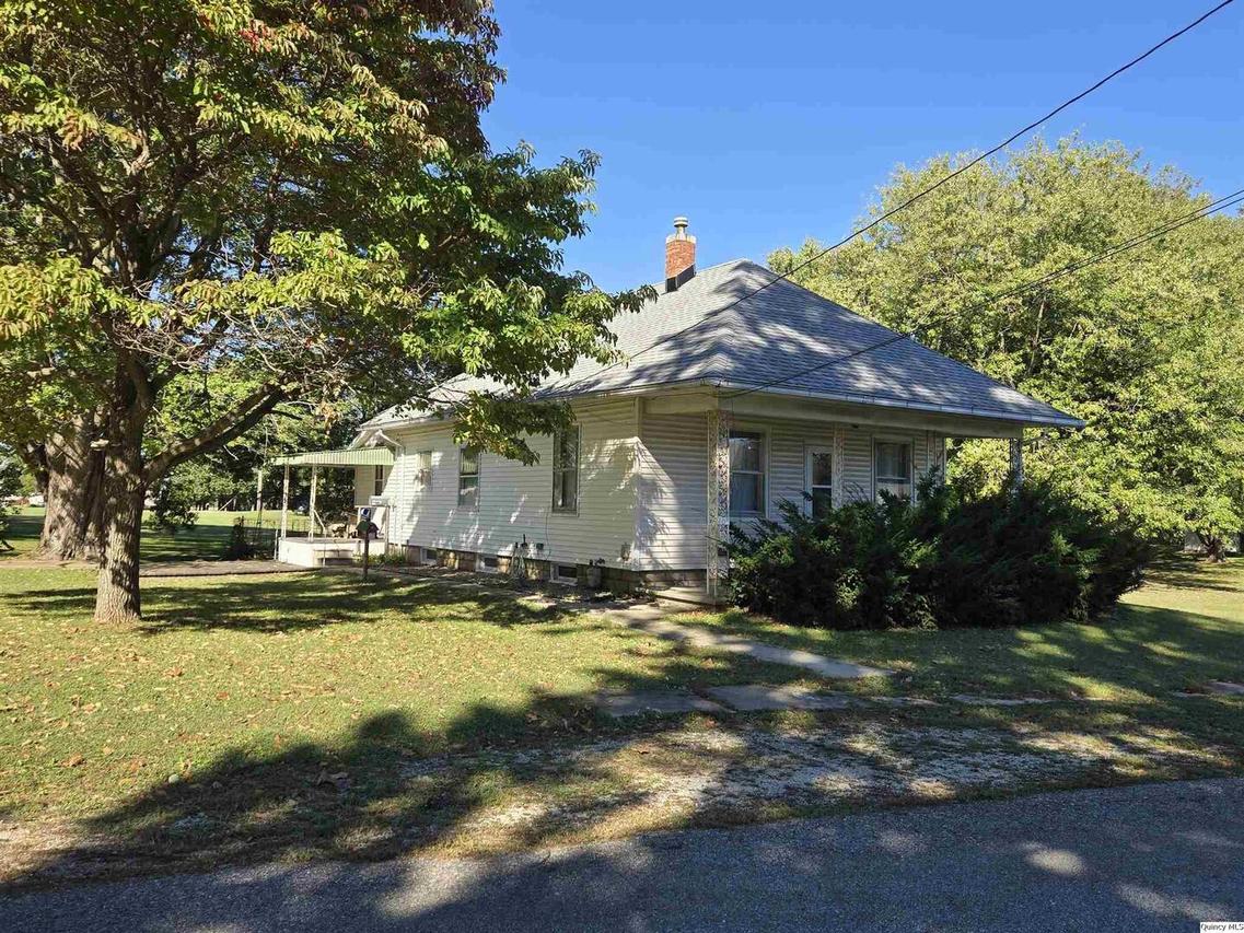 401 Ravenscroft Ave., Versailles, IL 62378