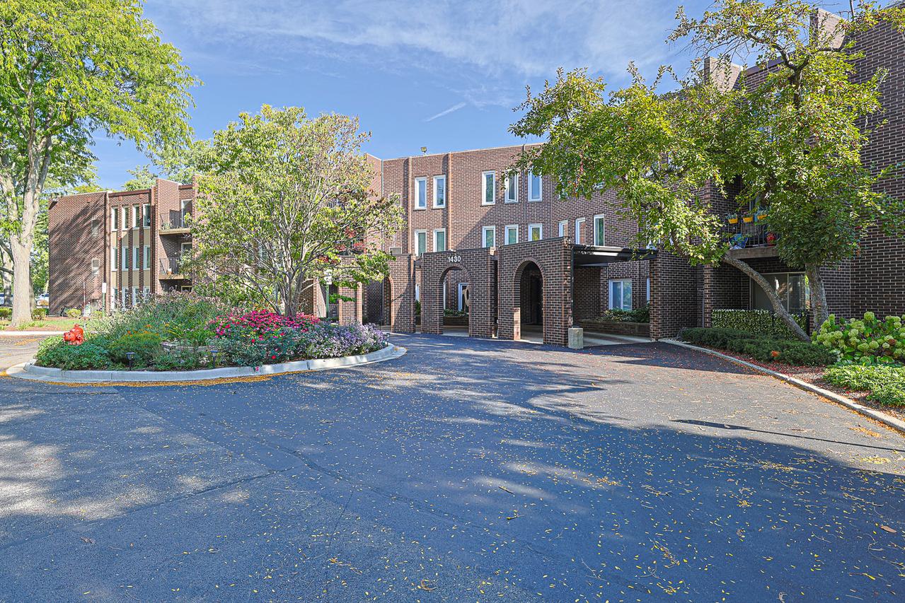 1430 Sandstone Dr. #202, Wheeling, IL 60090