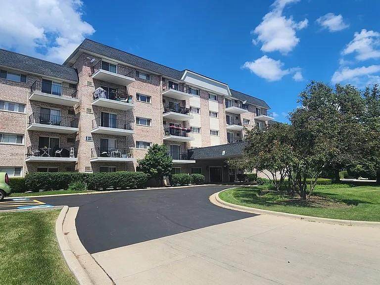1000 S Lorraine Rd. #214, Wheaton, IL 60189