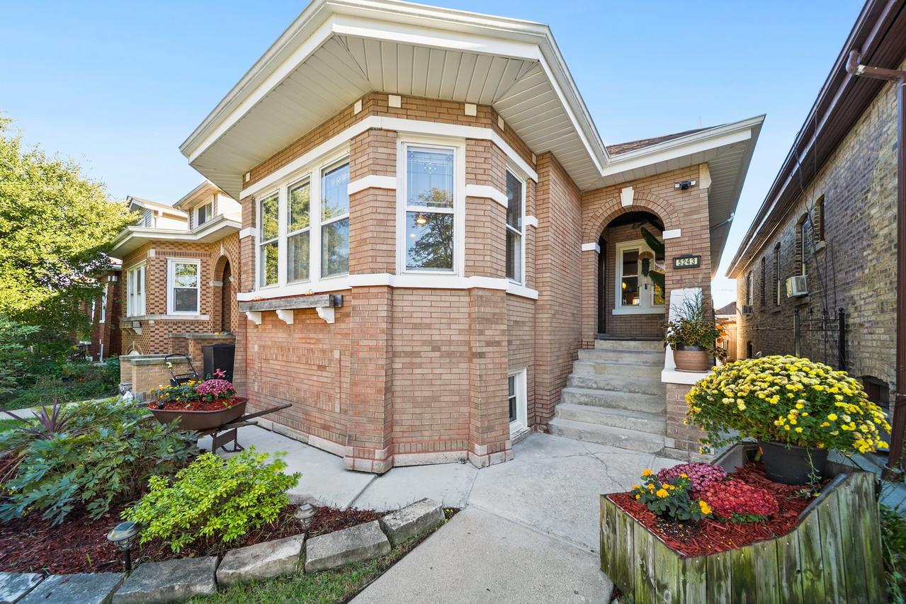 5243 W Oakdale Ave., Chicago, IL 60641