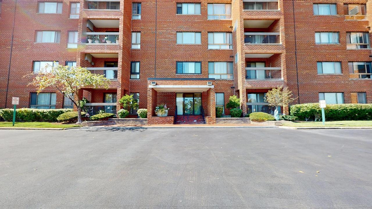 600 Naples Ct. #608, Glenview, IL 60025