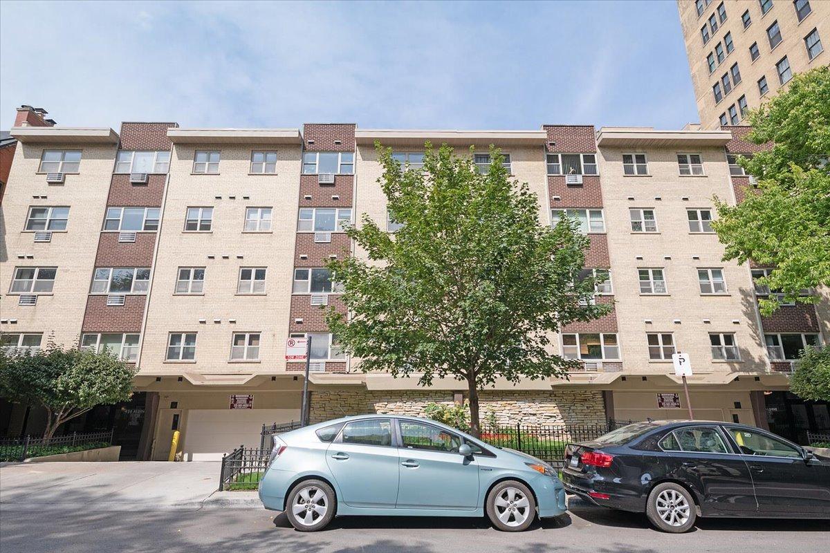 420 W Aldine Ave. #404, Chicago, IL 60657