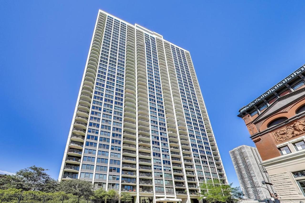 1560 N Sandburg Ter. #510, Chicago, IL 60610