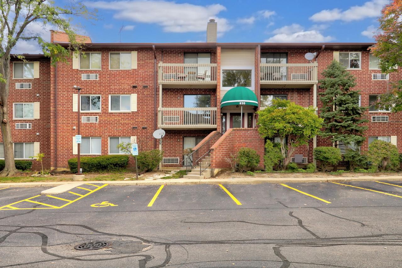 820 N Lakeside Dr. #2D, Vernon Hills, IL 60061